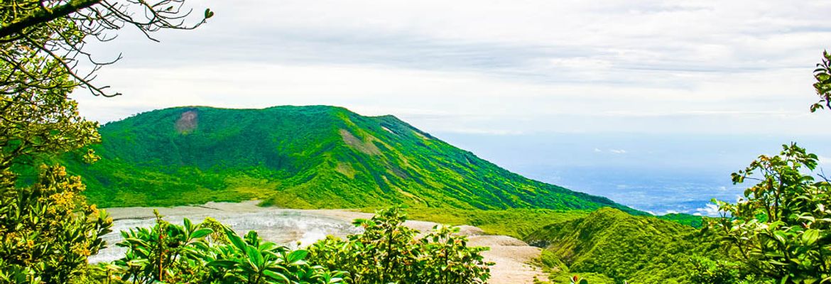 lateral view from trails poas volcano 1