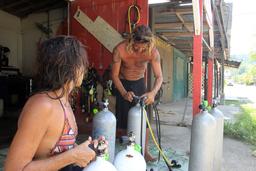 reef runner divers tanks 4