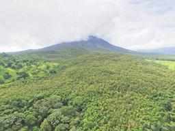 arenal_volcano_view_during_a_cloudy_day_with_forest_from_arenal_volcano_1968_eruption_site_lookout_point