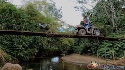 atv nosara tour crossing bridge