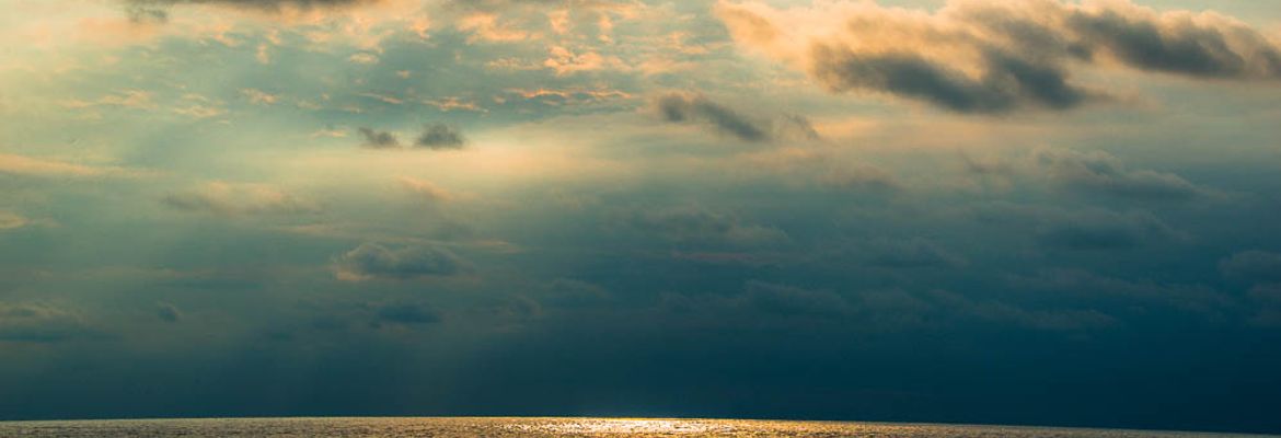 sun rays reflected on on the horizon marlin del ray catamaran