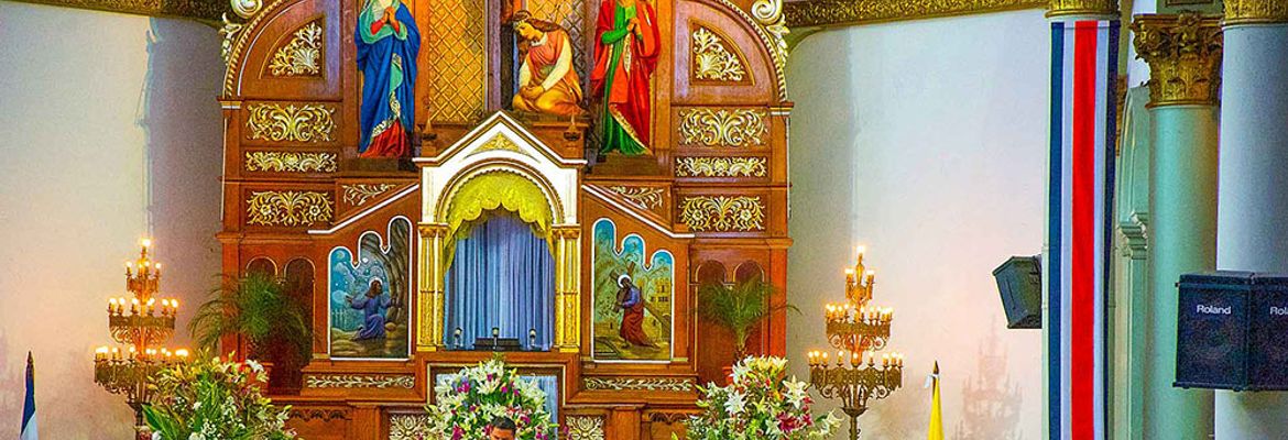 people attending mass at the alajuela church 6