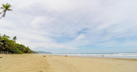 surfing lesson at playa hermosa santa teresa